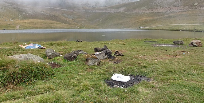 2 bin 740 rakımda bulunan Aygır Gölü’nü de kirletmeyi başardık!