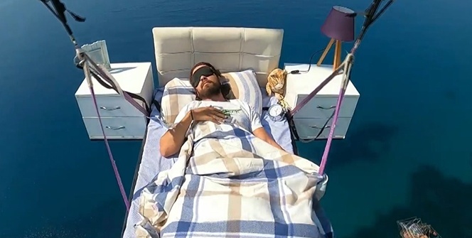 Alanya’da 'yatakla' uçtu, gökyüzünde uyudu