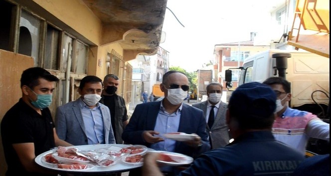 120 derecelik asfalt kaplayan işçilere karpuz ikramı