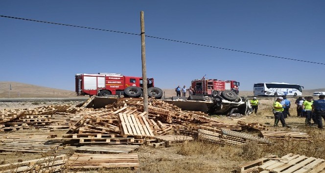 Karaman’da palet yüklü kamyon devrildi: 1 ölü
