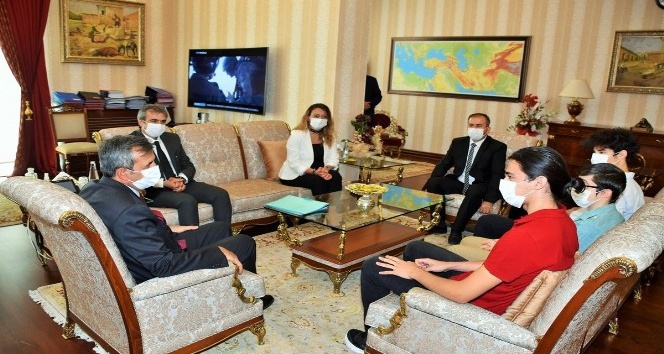 Vali Sezer başarılı öğrencileri ağırladı