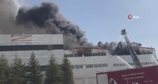 Ankara&#039;da mobilya fabrikası alev alev yandı