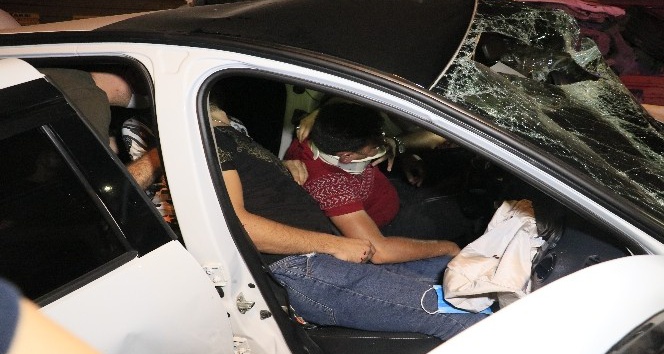 Adana’da hafif ticari araç ile otomobil çarpıştı: 6 yaralı