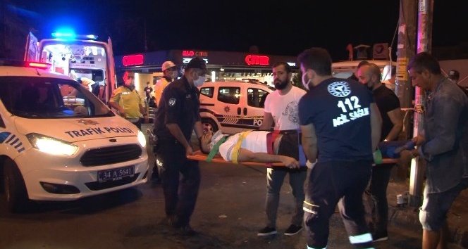 Şişli’de çalıntı motosikletle polisten kaçan şüpheliler taksiye çarptı:2 yaralı