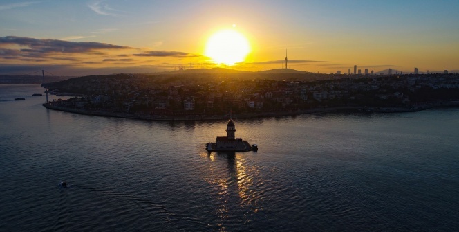 Kız Kulesi ve 15 Temmuz Şehitler Köprüsü`nde gündoğumu kartpostallık görüntüler oluşturdu