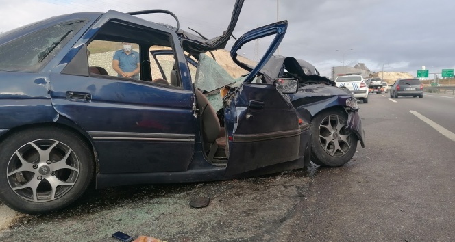 TEM’de otomobil kamyona çarptı: 1 ölü, 4 yaralı