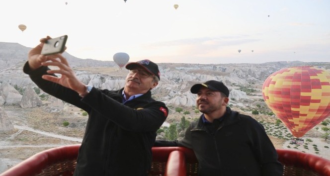 Belediye Başkanı Arı, Eski Bakan Kürşat Tüzmen ile balon turuna katıldı