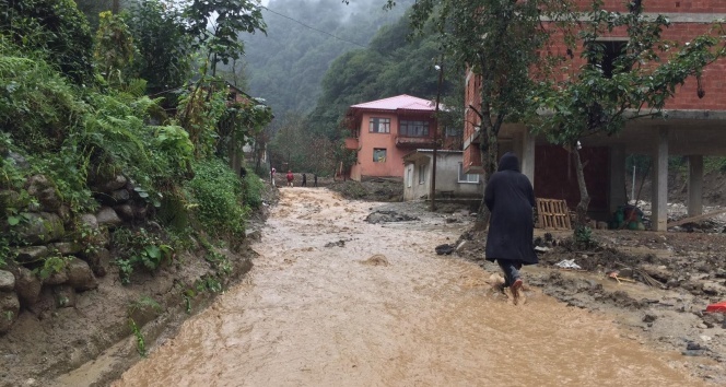 Rize&#039;de şiddetli yağış Ardeşen ilçesinin Kaçkar köyünde sellere neden oldu