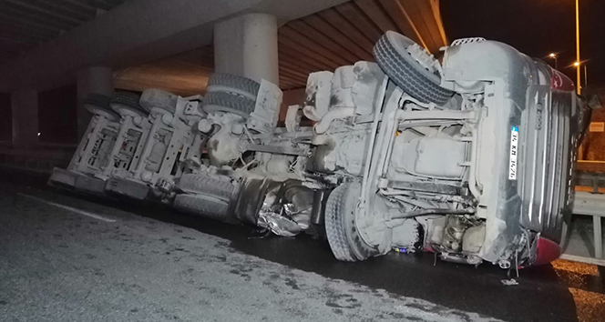 Şile otoyolunda hafriyat yüklü kamyon yan yattı; sürücü hafif yaralı olarak kurtarıldı