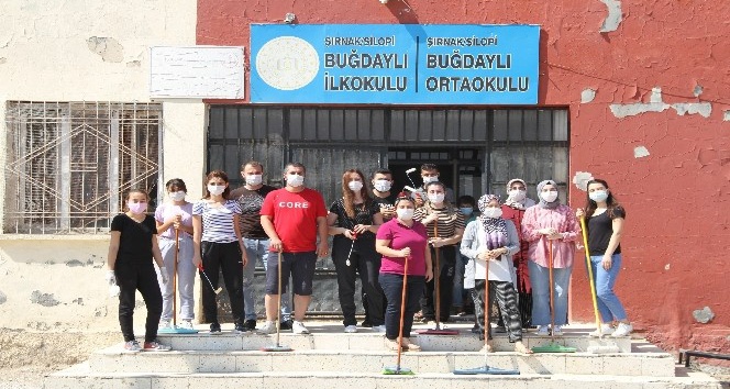 Köy okulu öğretmenleri okulu boyayarak yeni eğitim dönemine hazırladı