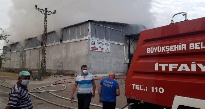 Kozan’da gıda deposunda yangın