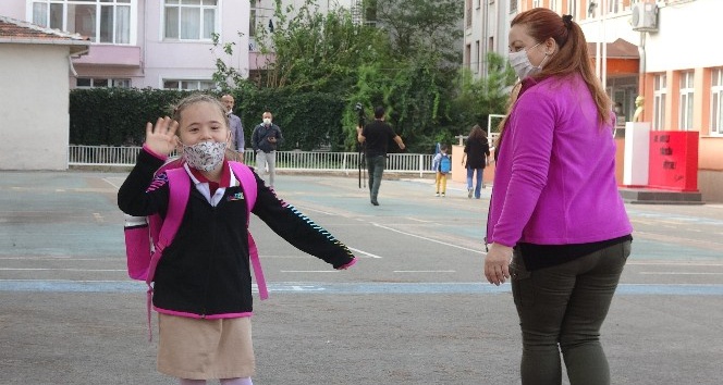 Okulda ilk gün...Minik Emir derse girmek istemeyince, annesine zor anlar yaşattı