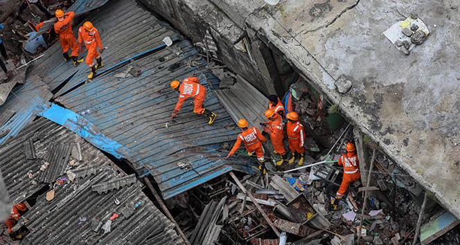 Hindistan&#039;da bina çöktü: 8 ölü