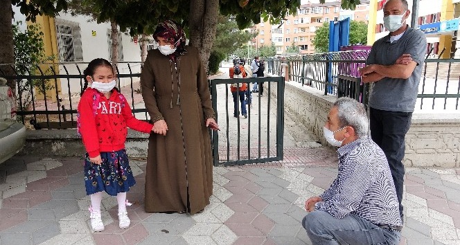 Annesiz okula gitmek istemeyen miniği ikna etmek kolay olmadı