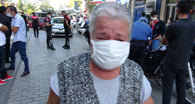 72 yaşındaki yaşlı kadın maske takmayanlar için gözyaşlarına boğuldu