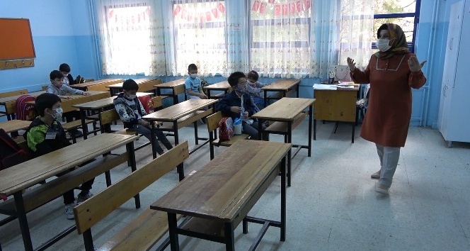 Yüz yüze eğitim başladı, ilk ders: ‘korona virüs’