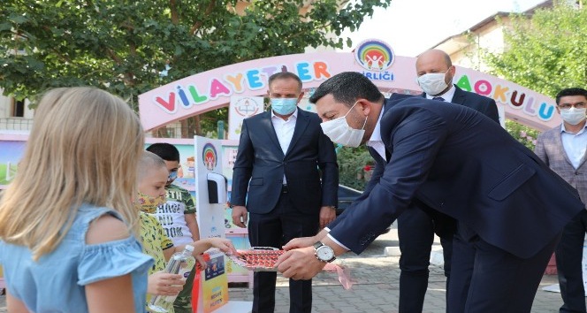 Belediye Başkanı Arı, öğrencilere kuru üzüm dağıttı
