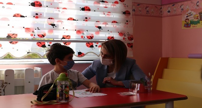 Nevşehir Valisi Becel, okula başlayan minik öğrencileri ziyaret etti