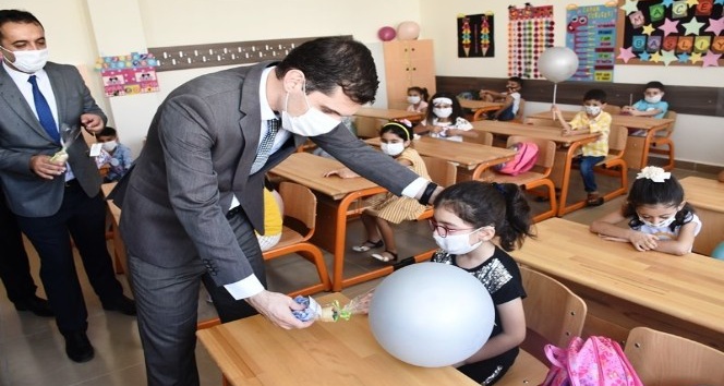 Kaymakam Temizkan minik öğrencilerin okuldaki ilk gün heyecanına ortak oldu