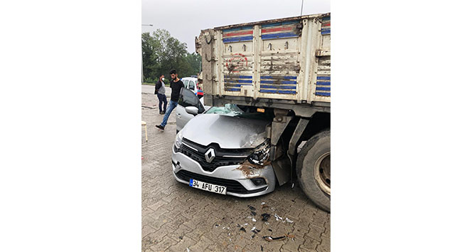 Samsun’da otomobil kamyonun altına girdi: 1’i çocuk 5 yaralı