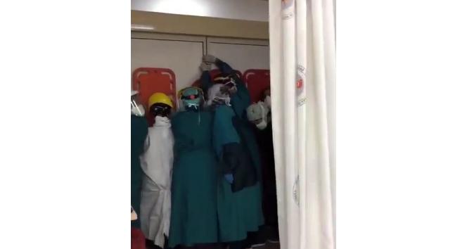 Acil serviste hayatını kaybeden kişinin yakınları hastaneyi bastı, sağlık çalışanları sedyeyle korunmaya çalıştı