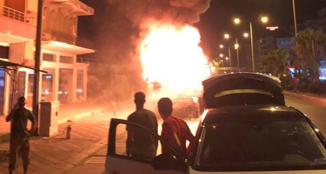 Mersin&#039;de seyir halindeki kamyon alev alev yandı