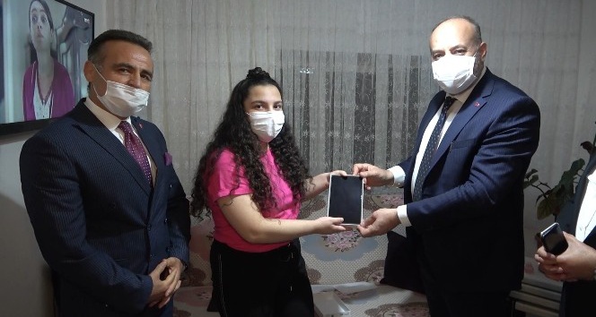 Uzaktan eğitim için öğrencilere internet paketli tablet dağıtıldı