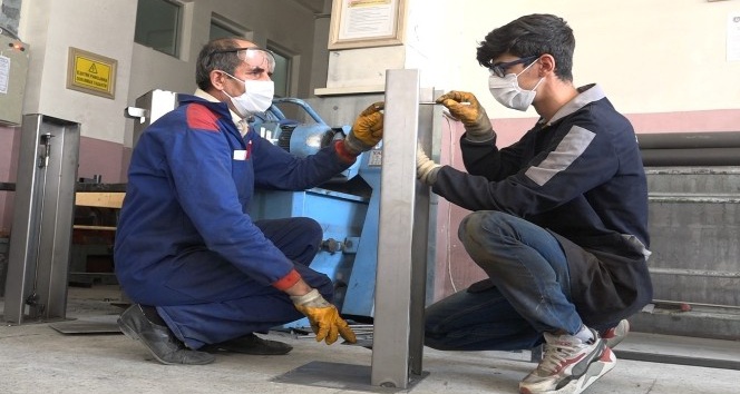 1 milyon lira ciro yapan okul, dezenfektan standıı üretimine başladı