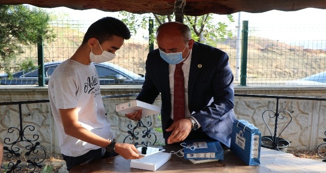 Yahşihan Belediyesi öğrencilere tablet hediye etti