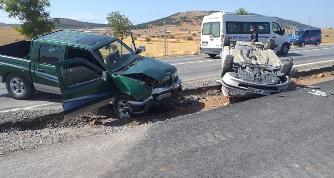 Konya’da kamyonetle otomobil çarpıştı: 3 yaralı