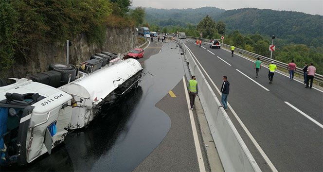 Bolu Dağı yolunda otomobile çarpan tanker devrildi yolu zift kapladı