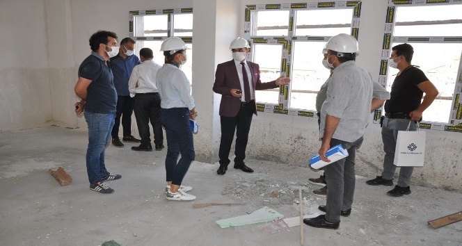 Cizre Kaymakamı Sinanoğlu okul inşaatında incelemelerde bulundu