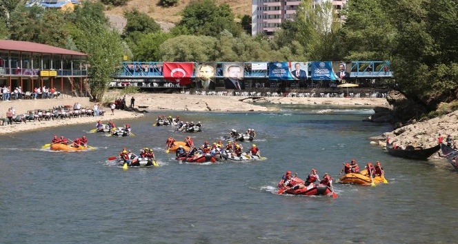 Munzur’da 200 sporcuyla rafting, renkli görüntülere sahne oldu
