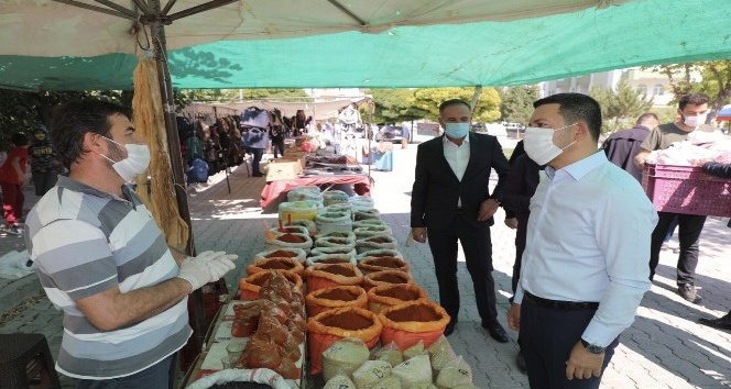 Başkan Arı, Güzelyurt Mahallesinde semt pazarını gezdi