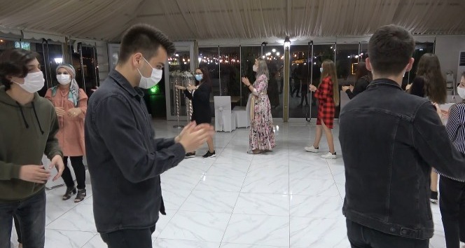 Sosyal mesafeli halay