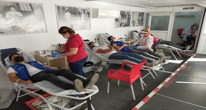 Kırşehir’de, gençler gönüllü kan bağışı kampanyasına destek sunuyor