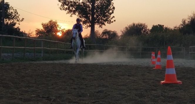Vali Yardımcısı Özmen ile İl Jandarma Komutanı Yıldırım ata bindi