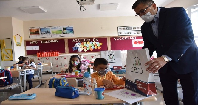 Çan Belediye Başkanı Bülent Öz okulları ziyaret etti