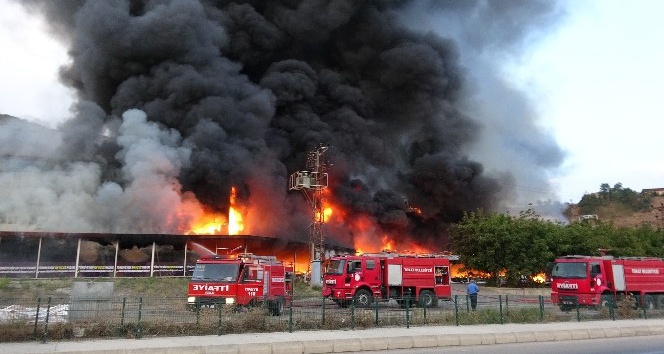Tokat’ta korkutan AVM yangını, iş yeri sahipleri gözyaşlarına boğuldu