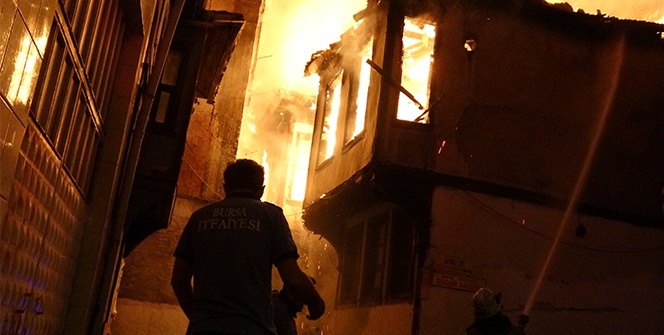 İki katlı iki metruk binada çıkan yangın mahalleliyi korkuttu
