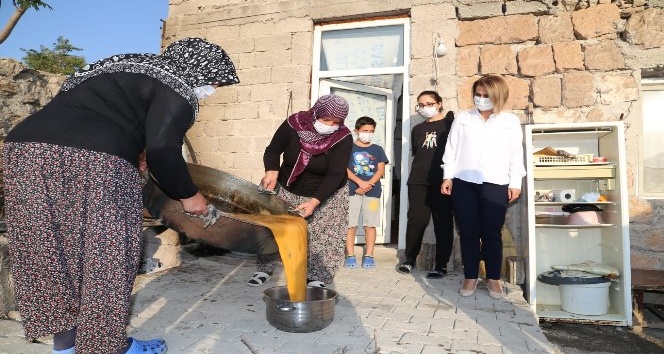 Nevşehir Valisi Becel, köyde pekmez kaynattı