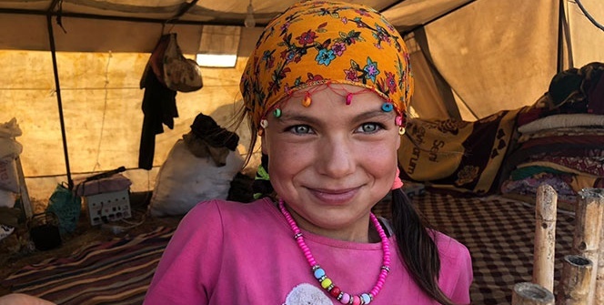 Koyunların peşinde hayallerine koşuyorlar