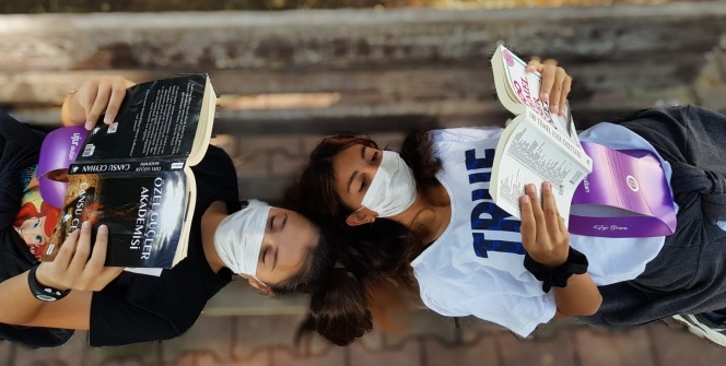 Öğrencilerin açık hava kütüphanesi