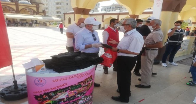 Vatandaşlara tek kullanımlık seccade dağıtımı yapıldı