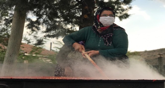 İki kardeşin yoğun ’salça’ mesaisi: Kilosu 25 liradan satılıyor