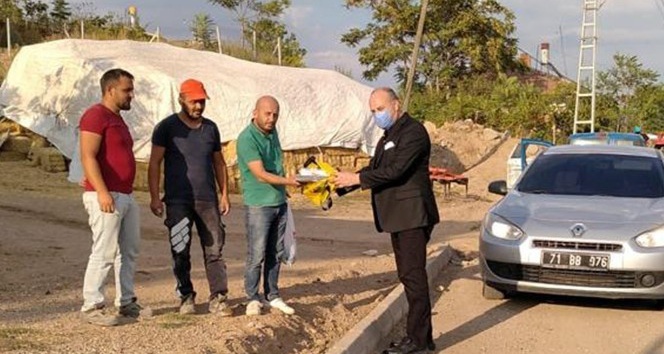 Başkan Tekin’den işçilere tatlı ikramı