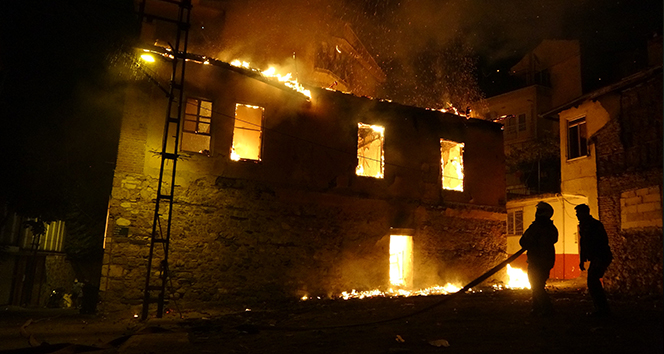 Tarihi ahşap evde çıkan yangın mahalleliyi sokağa döktü