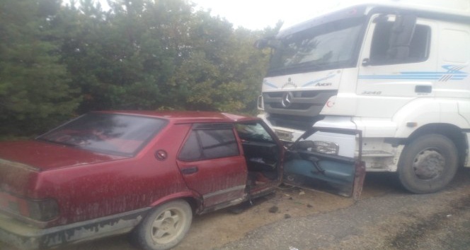 Kastamonu’da otomobil ile kamyon çarpıştı: 2 yaralı