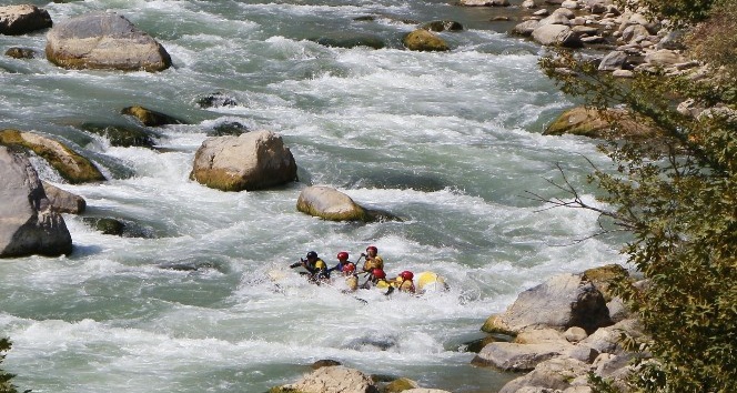 Zap Nehri’nde rafting heyecanı