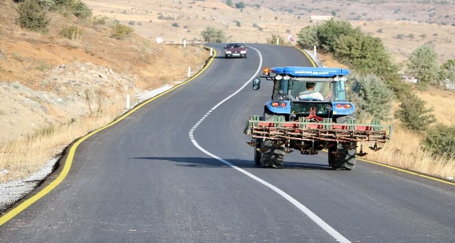 Köy yolları sıcak asfalt ile daha modern hale getiriliyor